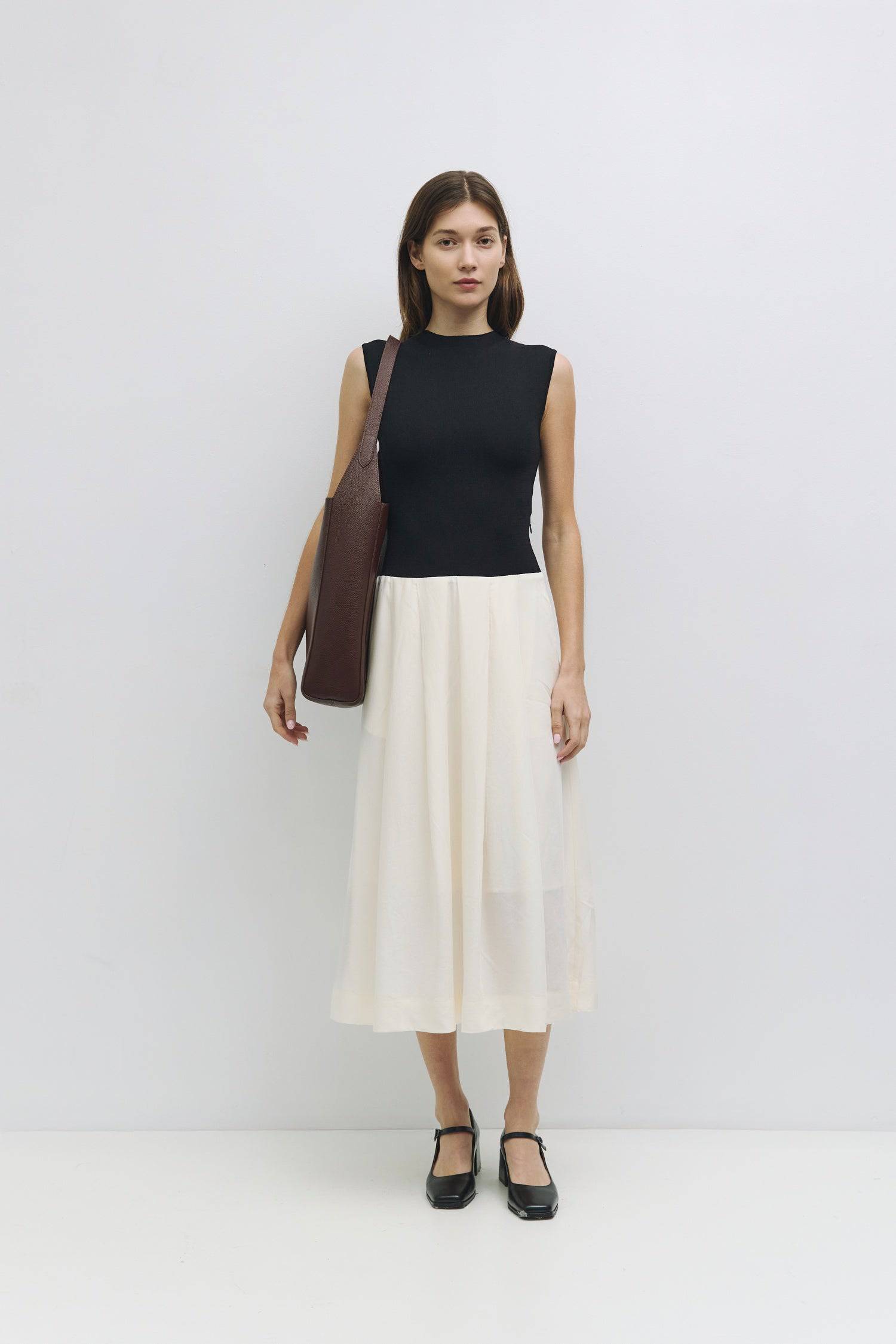 8857790087389, The Brighton Tote Bag, Bags, Mod Ref | Common Market, accessories,bag,bags,cf-color-khaki,cf-color-white,cf-vendor-mod-ref-common-market,dark brown,modrefcommonmarket,Oversized,purse, Information The Brighton Tote Bag is designed with a top snap closure and an exterior slip pocket for easy access to your essentials. It's designed with an adjustable leather shoulder strap for a custom fit and includes a detachable leather pouch for added convenience and organization. Details 100% Cowhide Top S