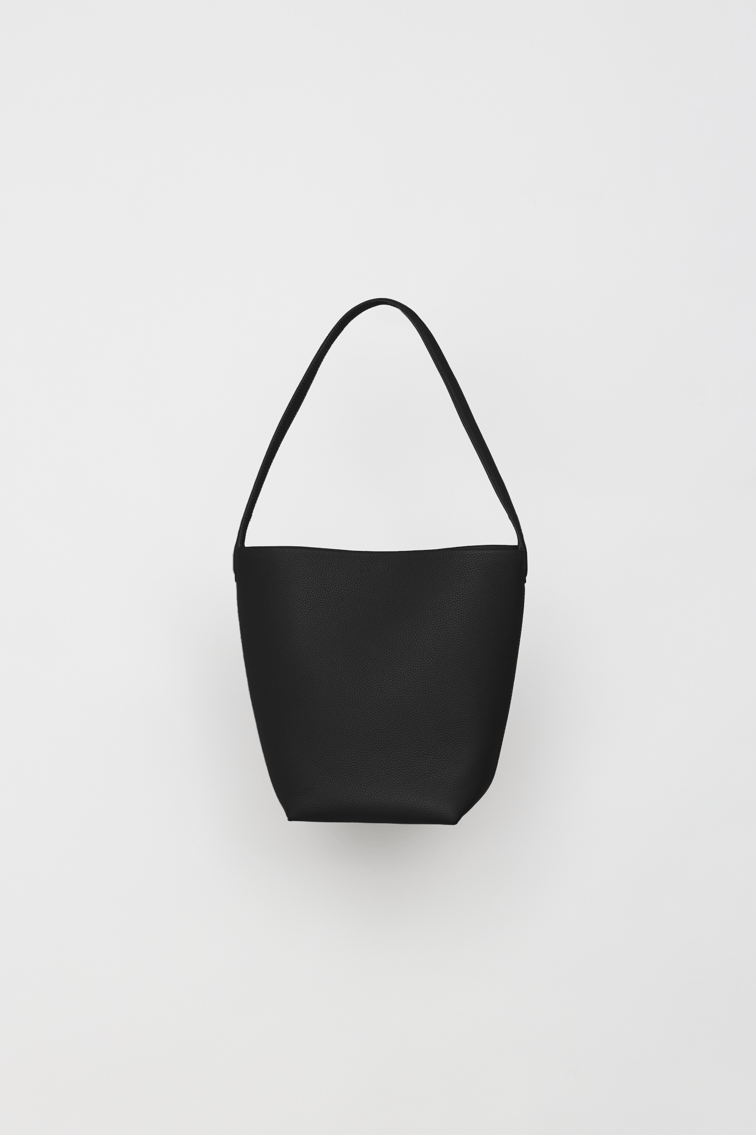 8857782157533, The Elise Tote Bag, Bags, Mod Ref | Common Market, accessories,bag,bags,cf-color-khaki,cf-color-white,cf-vendor-mod-ref-common-market,dark brown,modrefcommonmarket,Oversized,purse, Information The Elise Tote Bag features a top tie closure and an integrated leather shoulder strap for a simple yet functional design. The removable inner lining offers extra versatility, allowing you to easily clean or switch up the interior as needed. Details 100% Cowhide Top Tie Closure Leather Shoulder Strap Re